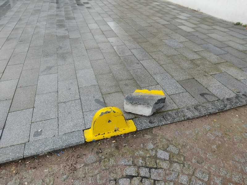 Beton dubalar zarar görmeye devam ediyor