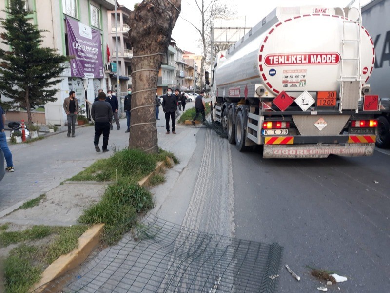 Mobil Mevkii’nde feci kaza KAMYON TERS ŞERİDE GİRDİ