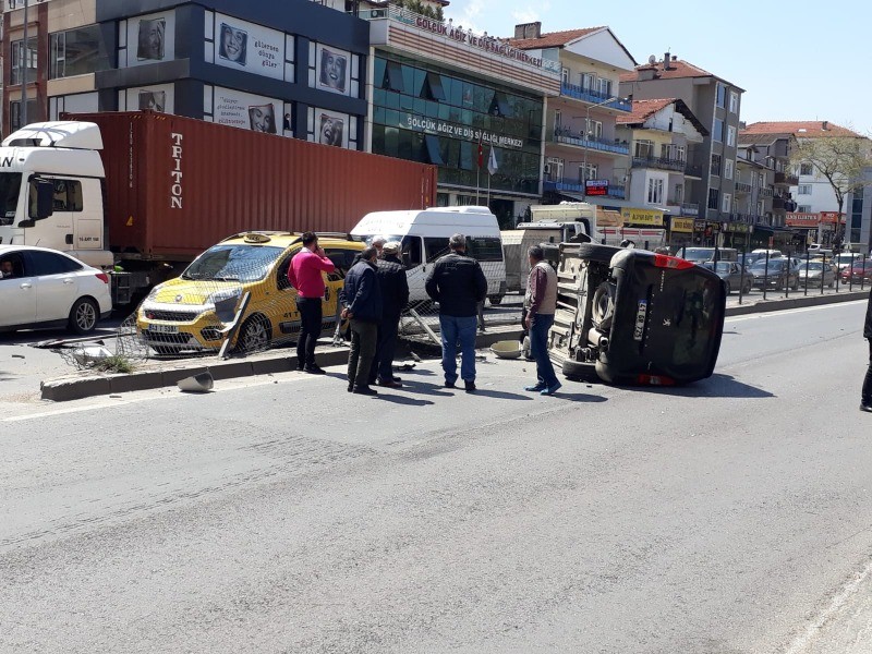 Gölcük eski Garajlar Mevkii’nde feci kaza DİREĞİ DEVİRDİ, YAN YATTI
