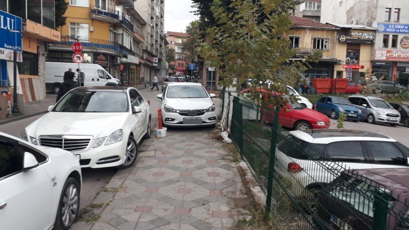 Aracını kaldırımın üzerine park eden sürücü TEPKİ ÇEKTİ