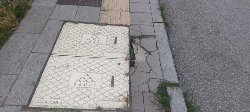 Mithat Gürses Caddesi’nde kaldırım zarar görmüş durumda