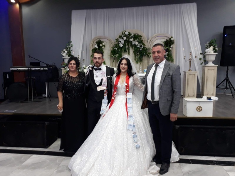 Sevim ve Olcay Çifti muhteşem düğün töreni ile dünya evine girdi DÜĞÜNE SİYASİ VE BÜROKRASİNİN ÖNEMLİ İSİMLERİ KATILDI
