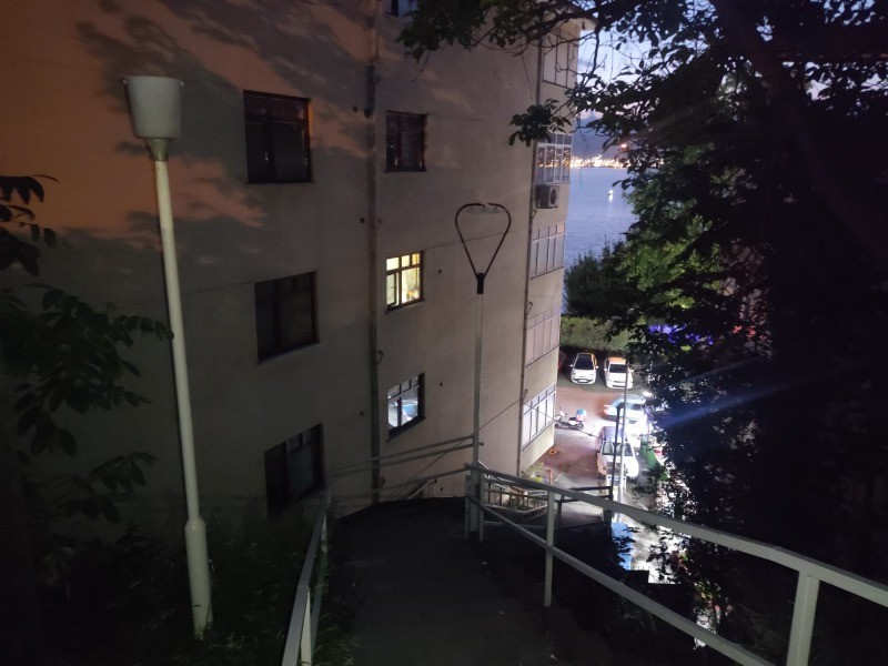 Vatandaşlar Merdivenlerden karanlıkta yürümek zorunda kalıyor ARIZALI LAMBALARA BAKIM YAPILMALI