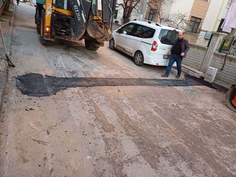 Gölcük Belediyesi asfalt ekipleri harıl harıl çalışıyor