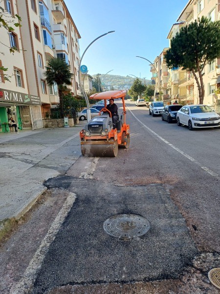 Leyla Atakan Caddesi’nde bozuk yollar yama asfalt ile düzeltildi
