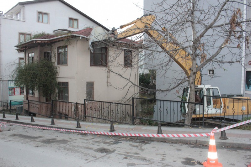 Gölcük Belediyesi iki binanın yıkımını gerçekleştirdi GÖRÜNTÜ KİRLİLİĞİNE SON VERİLDİ