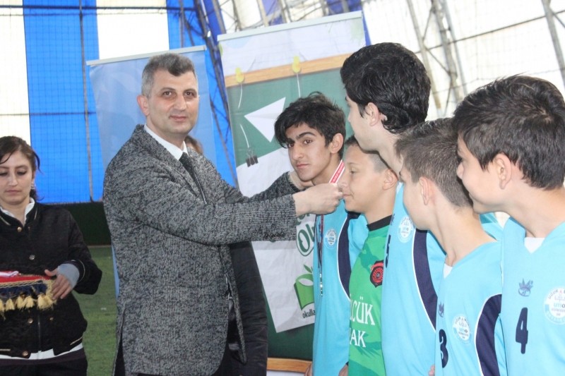 Başarılı takımlara ödüllerini Başkan Sezer verdi
