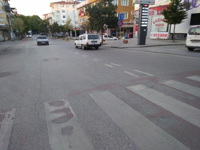 Donanma Caddesi üzerine hız kesici isteniyor