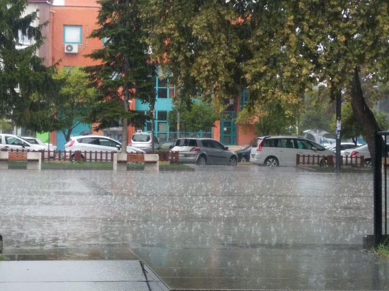 Gölcük’te gök yarıldı, sağanak yağış vatandaşı hazırlıksız yakaladı