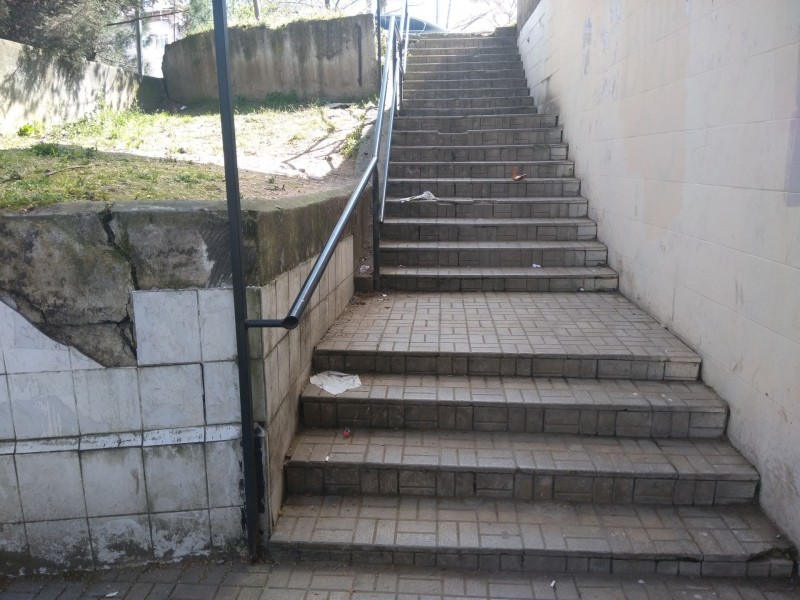 Alt geçit merdivenleri onarılmalı