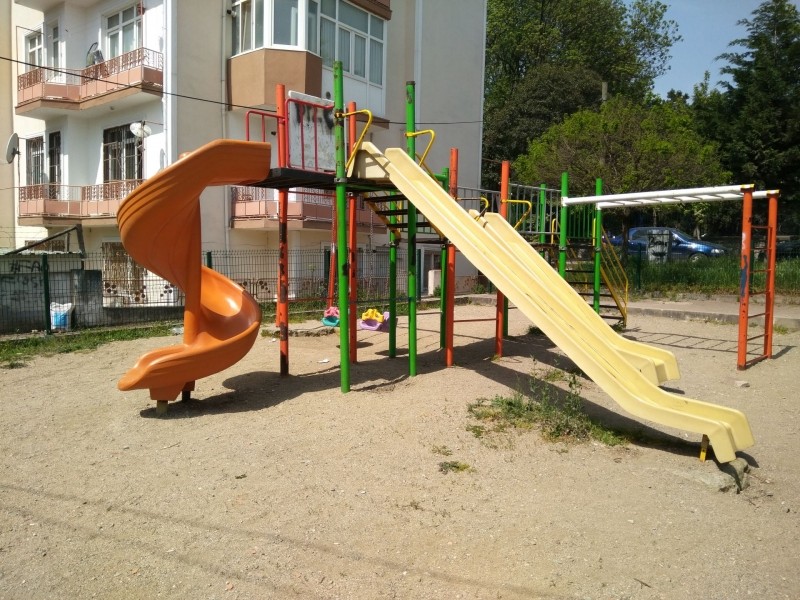 Çocuk parkının zemini uygun hale getirilmeli