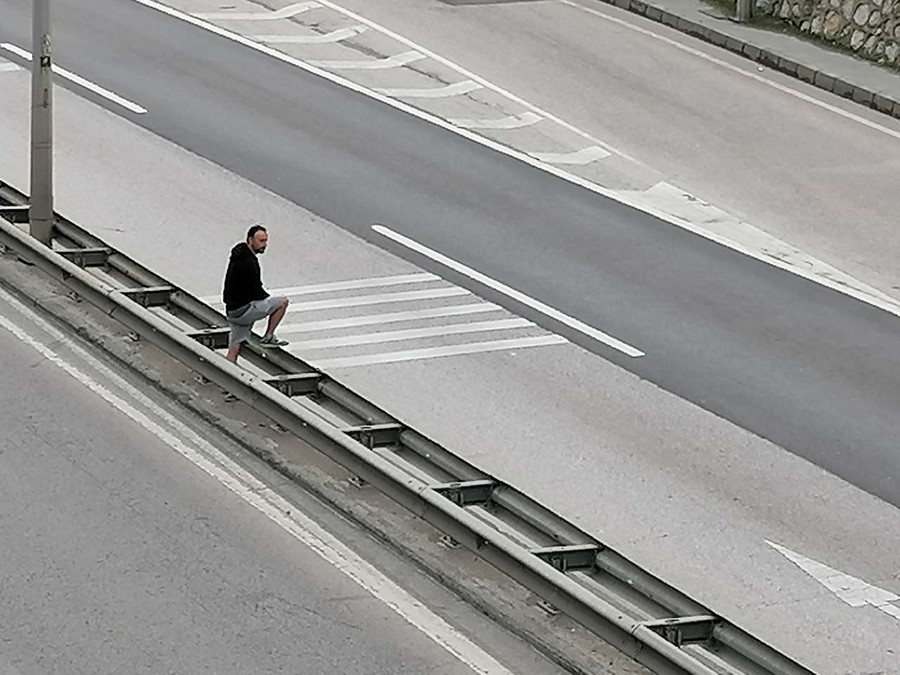 50 metre gerideki üst geçidi kullanmak yerine  CANLARINI TEHLİKEYE ATIYORLAR