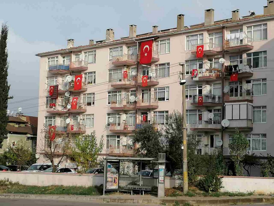 29 Ekim’de apartmanlar bayraklar ile donatıldı