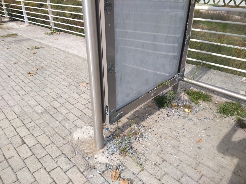 Gölcük’te kendini bilmezler yine iş başında DURAĞIN CAMINI KIRDILAR