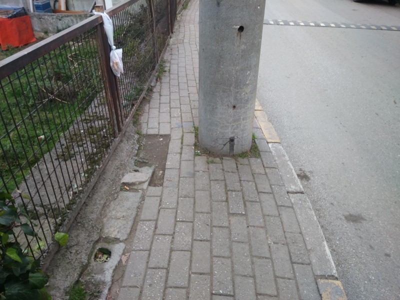 Kaldırım üzerine konulan direkleri tepki çekiyor