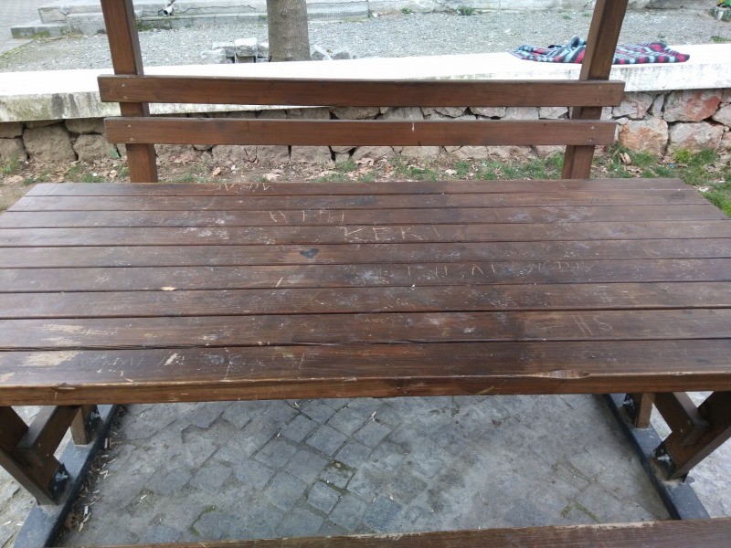 Yalı Mahallesi’nde bulunan parka zarar veriyorlar