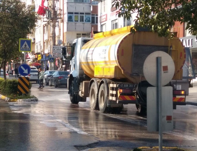 Belediye ekipleri aralıksız dezenfekte yapıyor  GÖLCÜK GICIR GICIR YIKANIYOR