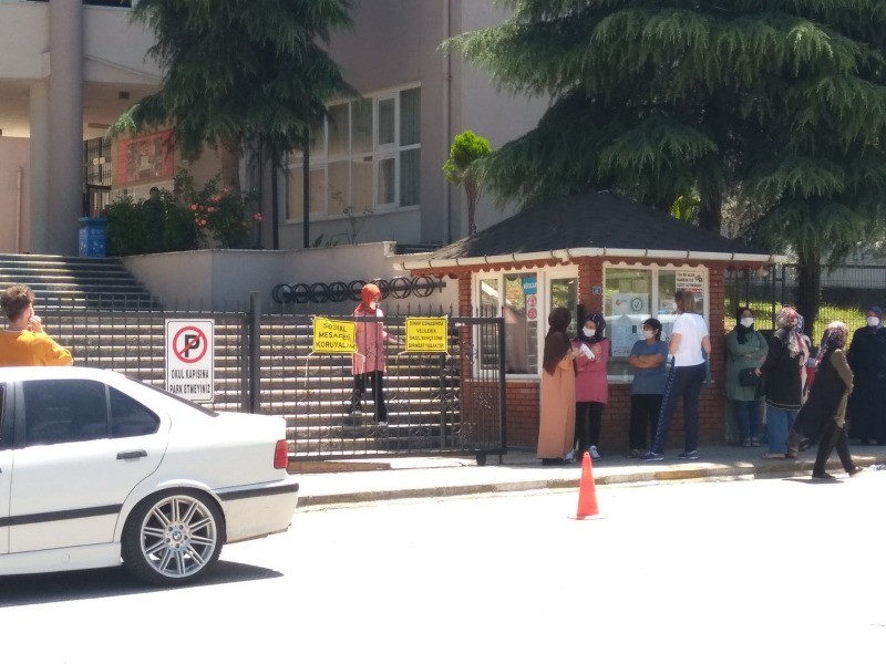 Öğrenciler içeride veliler dışarıda ter döktü SOSYAL MESAFE HAKGETİRE
