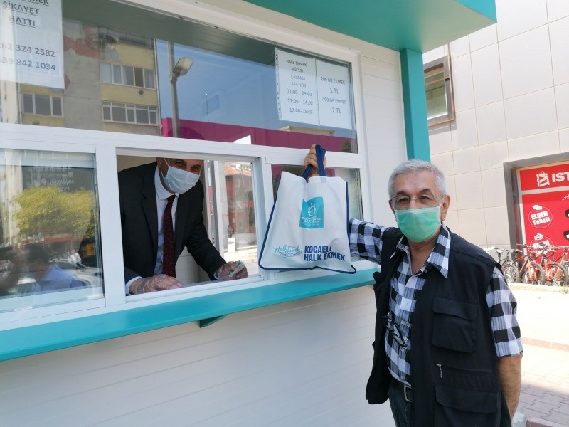 Halk ekmek satışı bugün itibariyle başladı İLK EKMEĞİ BAŞKAN SEZER SATTI