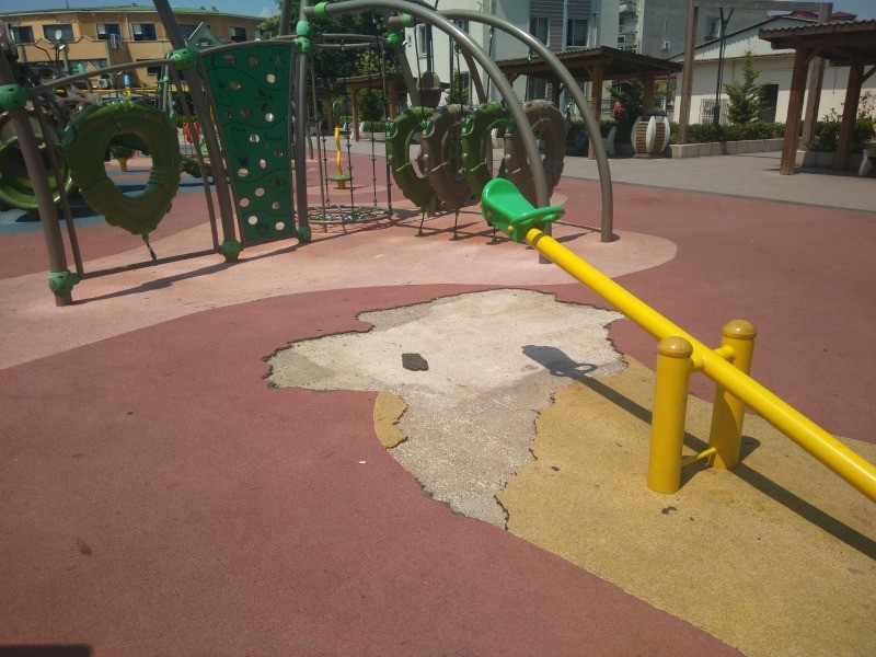 O parkta oyun gruplarının zeminine bakım yapılmalı