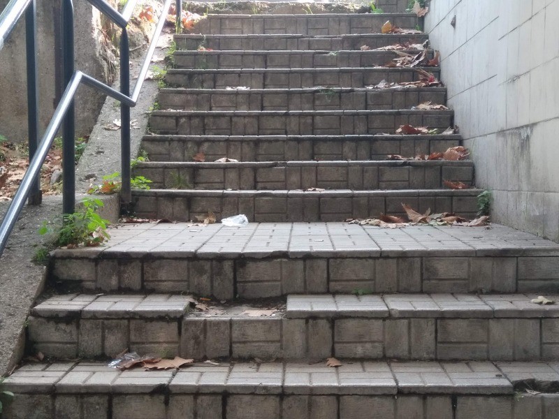 Altgeçit merdiven basamaklarının yenilenmesi isteniyor