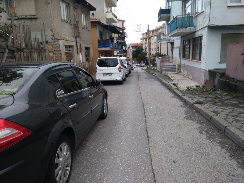Dar sokaklara park edilen araçlar sıkıntı yaratıyor