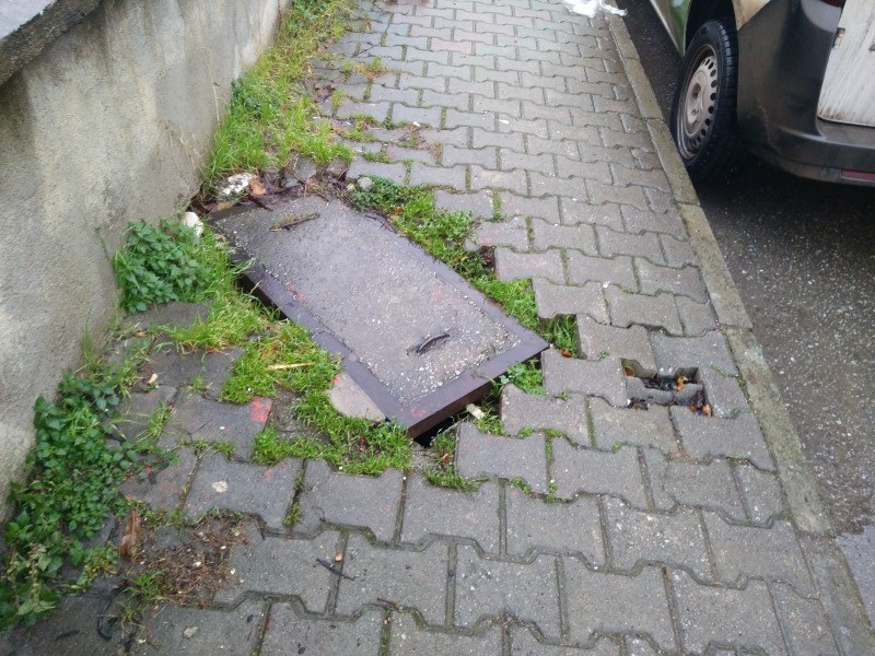 Merkez Mahallesi 43.Sokakta kanal kapağı dikkat çekiyor