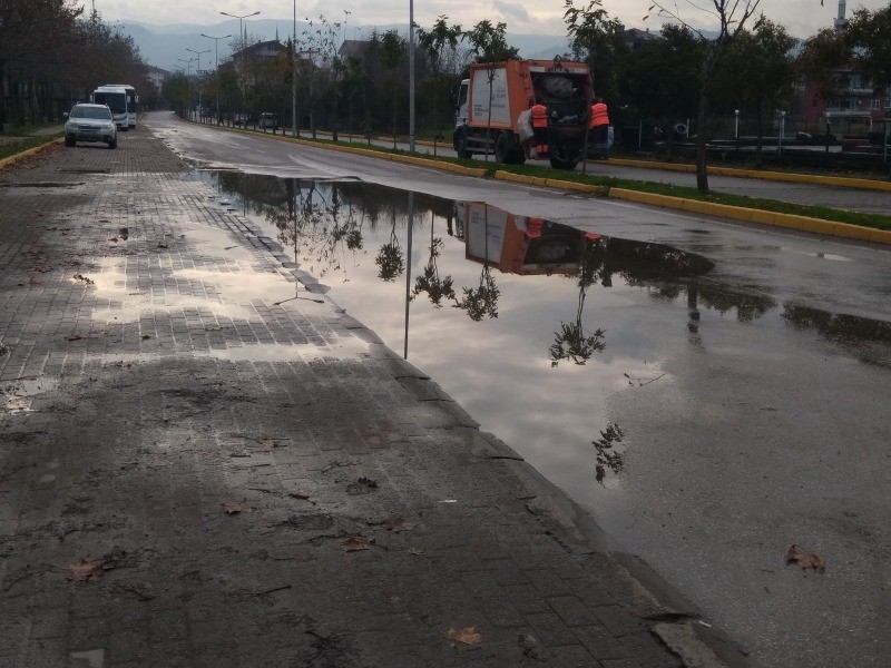 Namık Kemal Caddesi’nde her yağmur sonrasında  GENİŞ SU BİRİKİNTİLERİ OLUŞUYOR