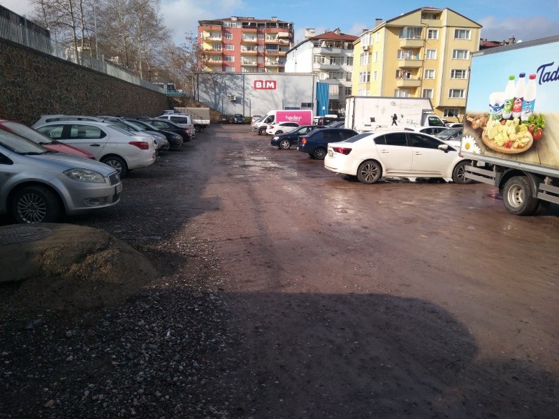 Ücretsiz otoparkın zemini asfaltlanmalı
