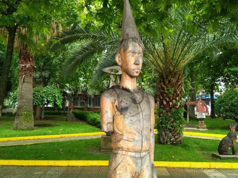 Çınarlık Meydanı’nda kolu kesik heykele bakım yapılması isteniyor