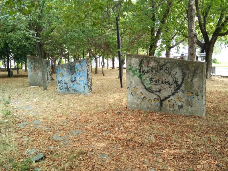 DEPREMİN İZİNİ TAŞIYAN DUVARLAR ACINACAK HALDE