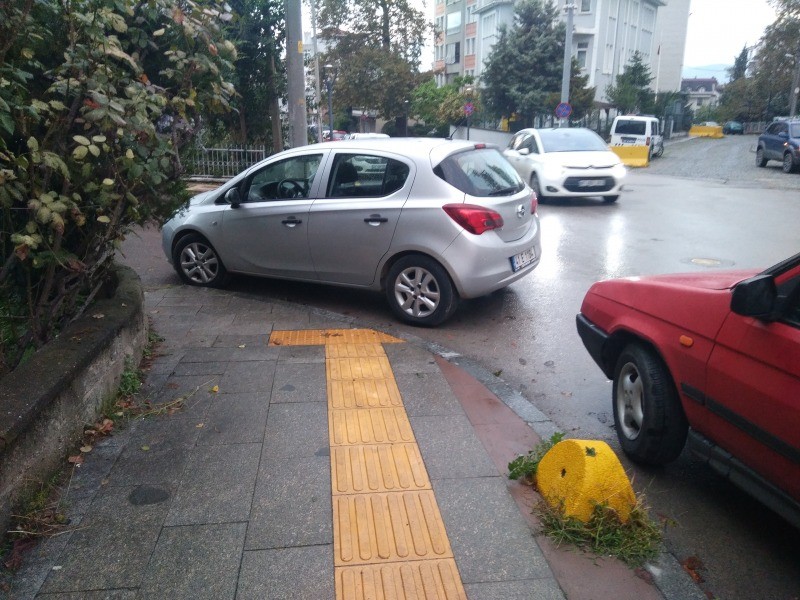 Kaldırım girişlerine araç park eden sürücüler tepki çekiyor