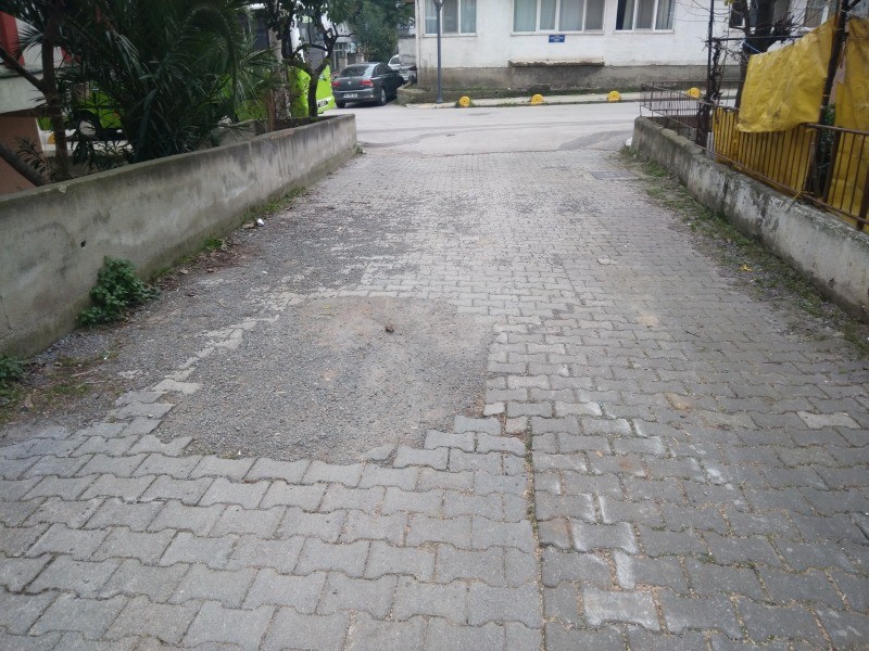 Şirin Sokak’ta bozulan yol onarılmalı