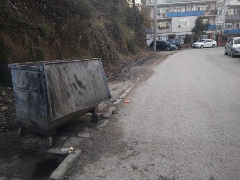 Gaziosmanpaşa Caddesi’nde bulunan kaldırım yenilenmeli