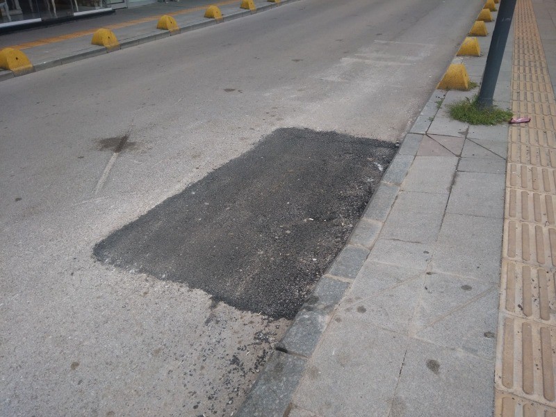 Merkez Mahallesi 22. Sokakta bozuk alana yama asfalt atıldı
