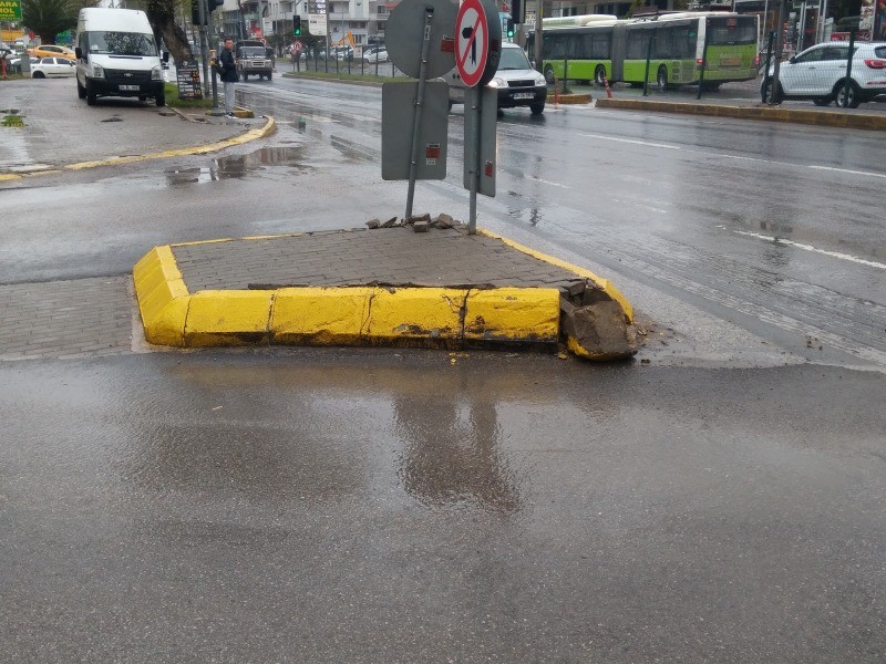 Dikkatsiz sürücüler yüzünden orta refüj zarar görmüş durumda