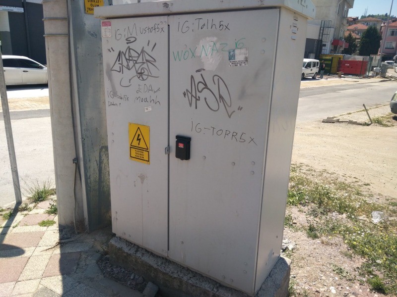 Mareşal Fevzi Çakmak’ta elektrik panosunun üzeri YAZILARLA KİRLETİLMİŞ DURUMDA