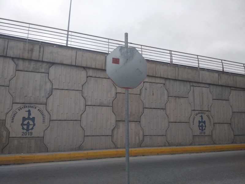 Plevne Caddesi’nde ters duran tabela düzeltilmeli