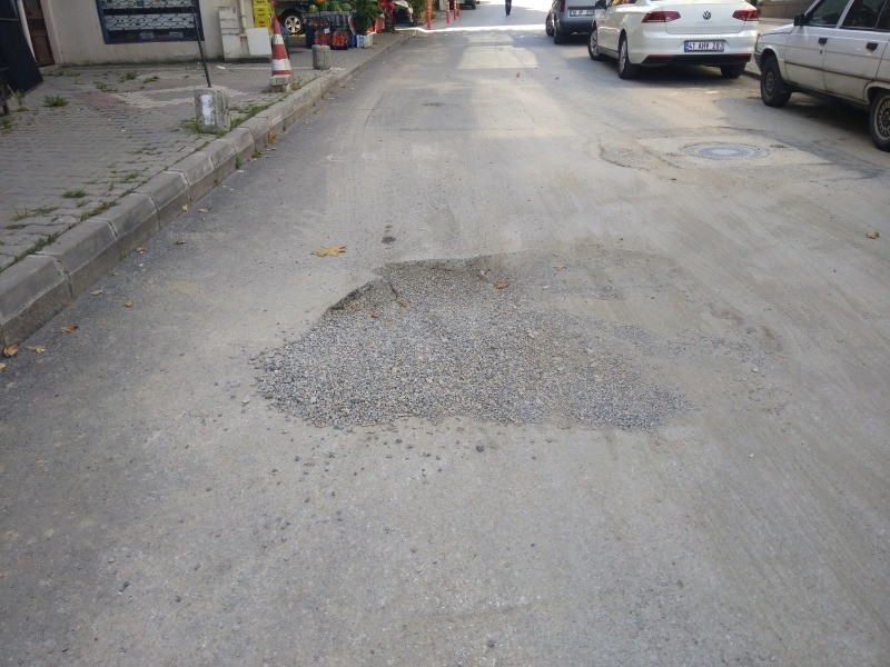 Genç Osman Caddesi girişindeki yol bozukluğu onarılmalı
