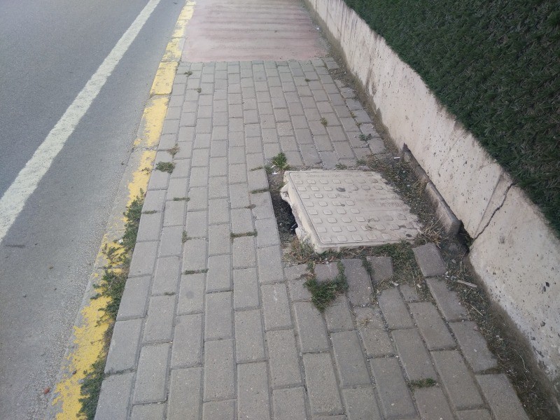 O mevkide kanal kapağının çevresi düzeltilmeyi bekliyor
