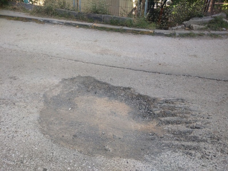 Kocatepe Caddesi’nde yol bozukluğu onarılmayı bekliyor