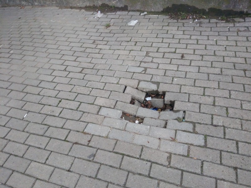 Ervatan Sitesi mevkiinde kaldırımın üzerindeki çöken alan düzeltilmeli
