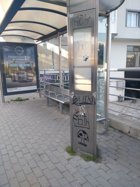Plevne Caddesi’nde bulunan minibüs durağı yazılarla kirletiliyor