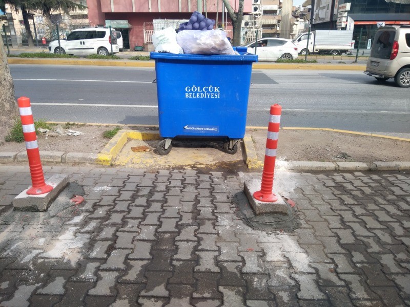 Çöp konteynırlarının ön bölümüne beton barikatlar yapıldı ARAÇ PARKININ ÖNÜNE GEÇİLECEK