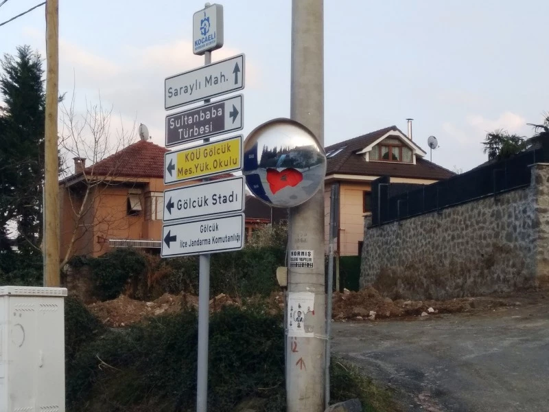 Örcün Yolu Caddesi’nde kırık kavşak aynası düzeltilmeli