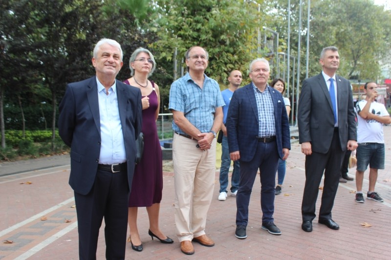 GÖLCÜK BELEDİYESİ HASANEYN KÖYÜ’NDE DÖRT METRUK BİNANIN YIKIMINI TAMAMLADI
