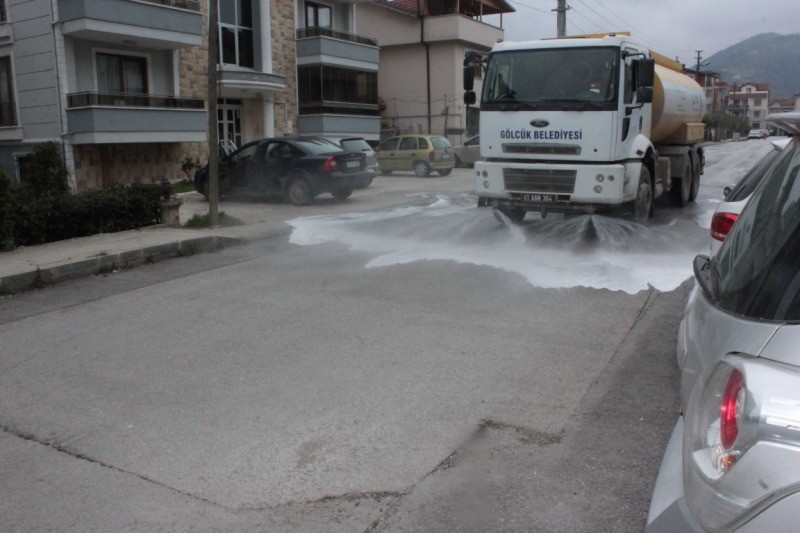 GÖLCÜK BELEDİYESİ KENTİN DÖRT BİR YANINDA ÇALIŞIYOR