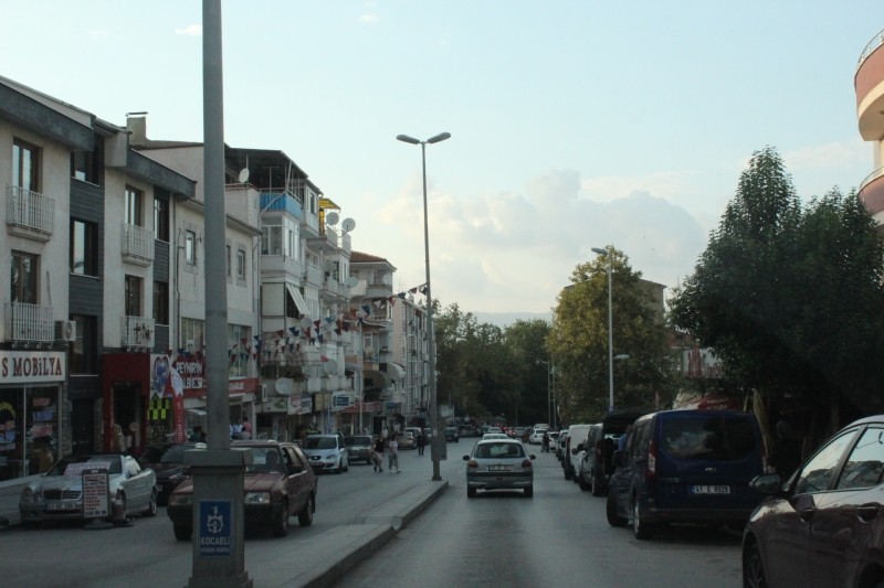 Değirmendere Başkomutan Caddesi’nde trafik sürücüleri bezdiriyor YENİ TRAFİK DÜZENLEMESİ ŞART