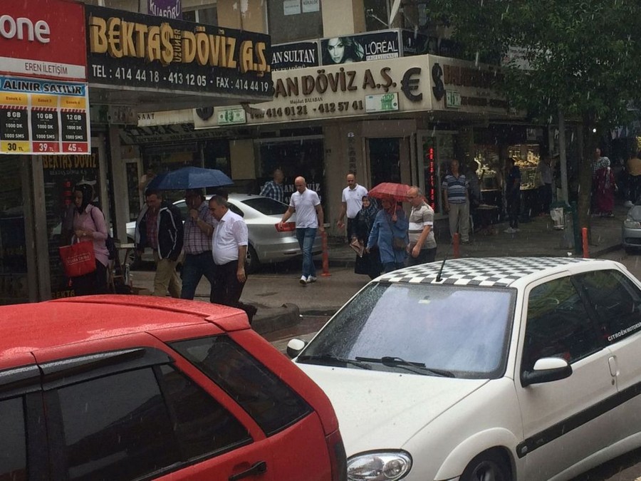 Gölcük’te sağanak yağış etkili oldu