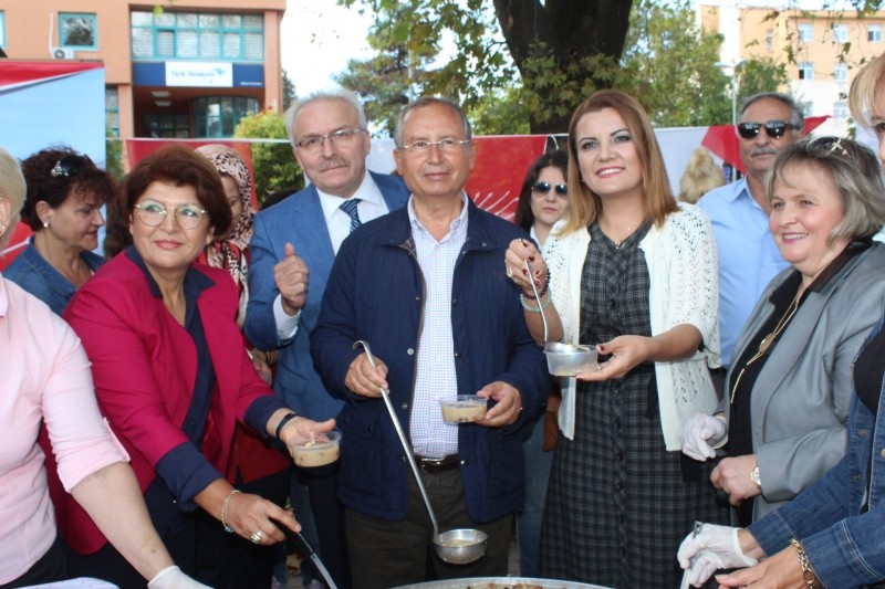 CHP’li Kadınlar Anıtpark’ta 2 bin kişiye aşure dağıttı